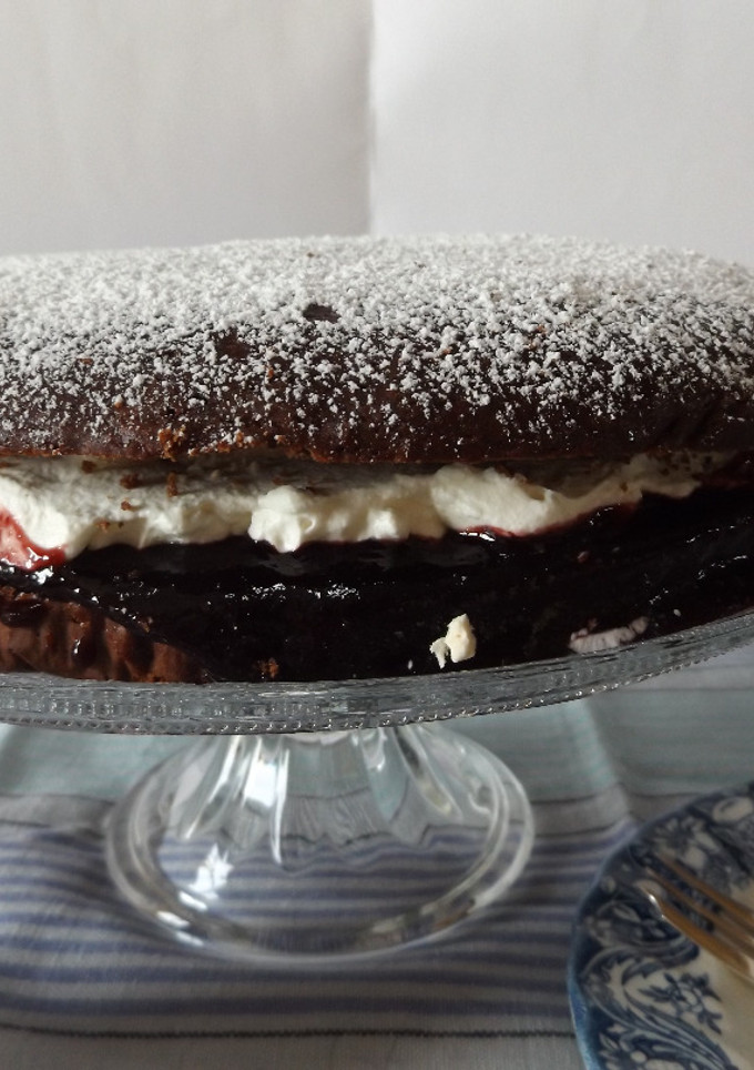 Una foto de Bizcocho Violeta con relleno real