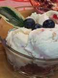 Postre de frutos rojos con helado de kéfir