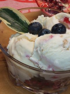 Una foto de Postre de frutos rojos con helado de kéfir