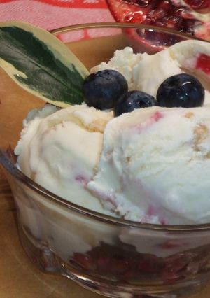 Una foto de Postre de frutos rojos con helado de kéfir