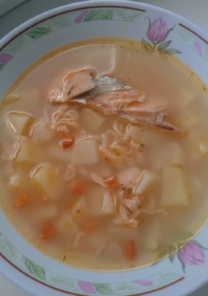 Легкий суп з лососем
