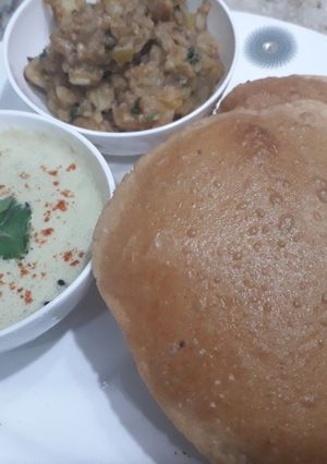 A picture of Poori with aloo ki chatpati sabji.