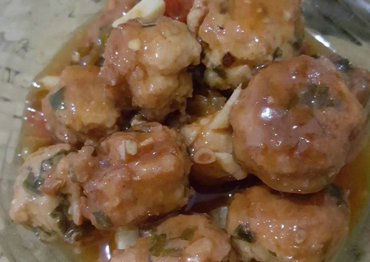 Bola tempe bayam saus asam pedas