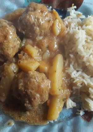 Una foto de Estofado de papas acompañado con arroz graneado