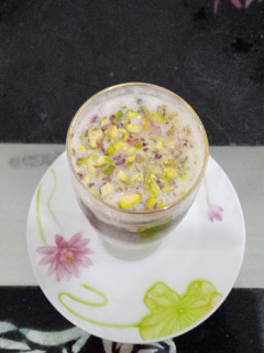 A picture of Pistachio milk shake.
