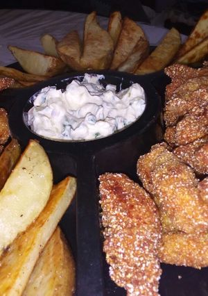 Una foto de Bastoncitos de pollo con papas rústicas
