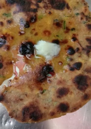 A picture of Methi parantha.