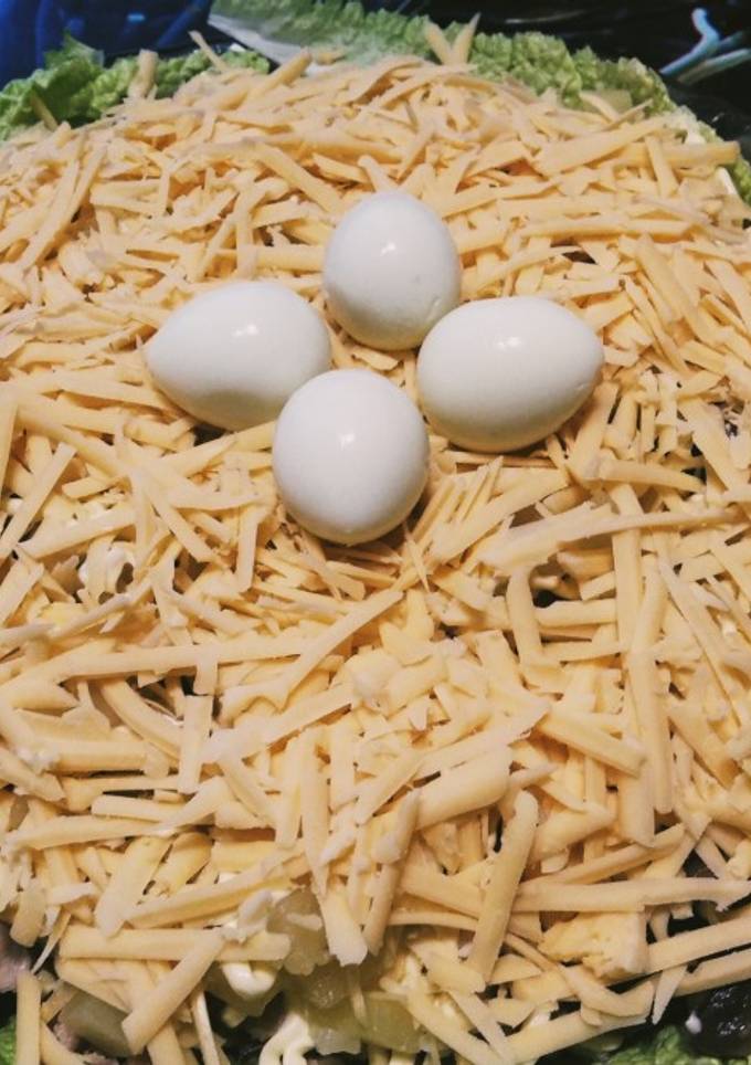 Новорічний салат з куркою, грибами та ананасами