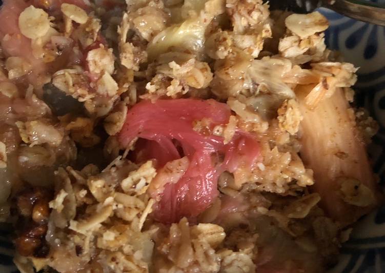 Recipe of Homemade Rhubarb, pear and ginger crumble - vegan