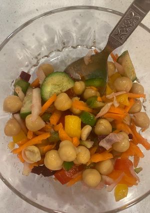 ચીકપિ સલાડ (Cheakpea Salad Recipe In Gujarati) રેસીપી મુખ્ય ફોટો