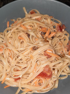Una foto de Ensalada de tallarines con salsa césar