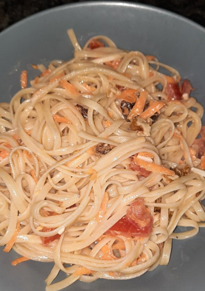 Una foto de Ensalada de tallarines con salsa césar