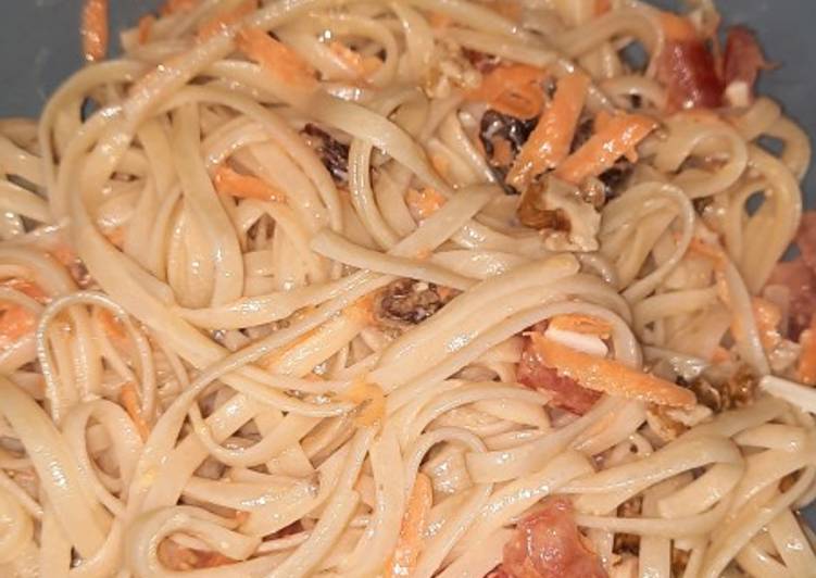 Ensalada de tallarines con salsa césar