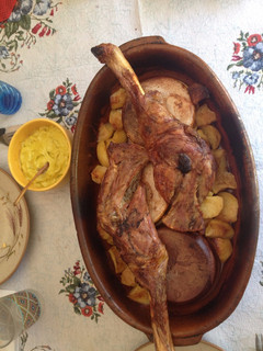 Una foto de Asado de Paletillas de Cordero con ali-oli