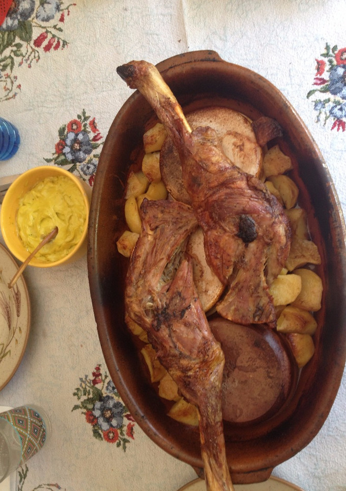 Una foto de Asado de Paletillas de Cordero con ali-oli