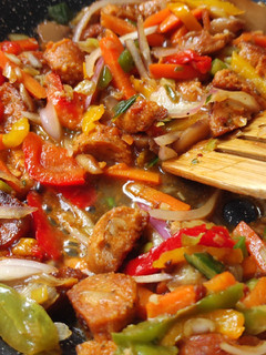 Una foto de Verduras con choricillos veganos