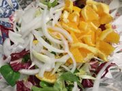 Una foto de ensalada de brotes de lechuga