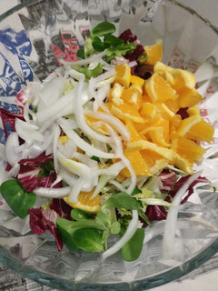 Una foto de Ensalada de brotes tiernos con naranja