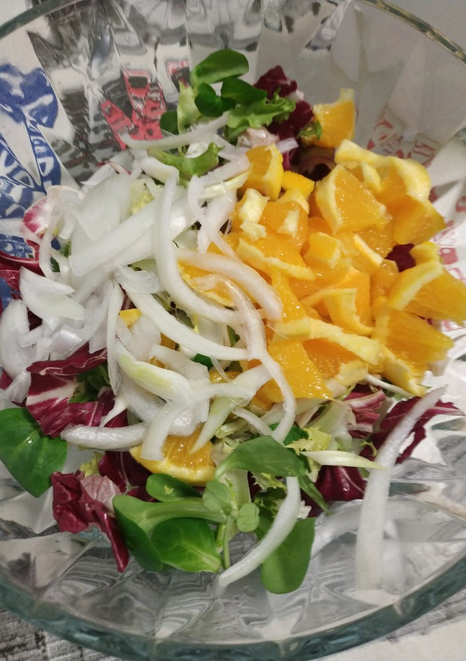 Una foto de Ensalada de brotes tiernos con naranja