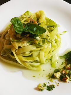 Una foto de Zoodles (tallarines de zucchini) con salsa estilo pesto express