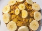 Una foto de pancakes de avena y fruta