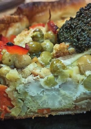 Una foto de Tarta con vegetales asados y arvejas 🥦🥕