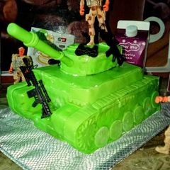 A picture of Military tank theme Cake 🇵🇰💚💚.