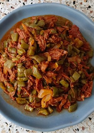 Una foto de Nopalitos con carne colorada