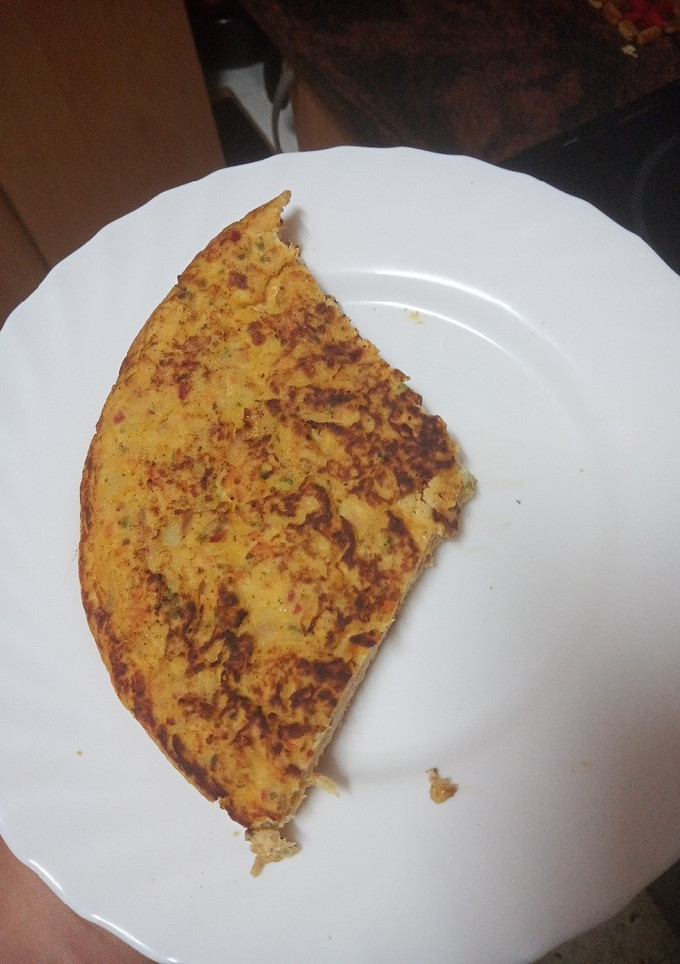Una foto de Tortilla de papas cocidas, verduras y atún