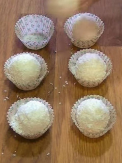 Una foto de Trufas de coco y leche condensada
