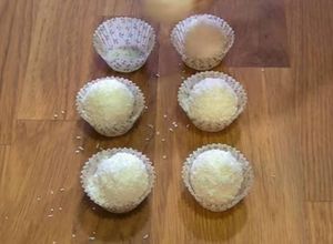 Una foto de Trufas de coco y leche condensada