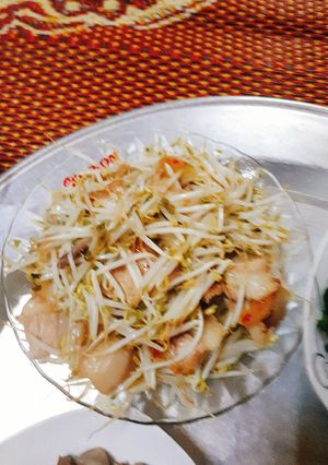 Hình của món Thịt ba chỉ heo xào giá.
