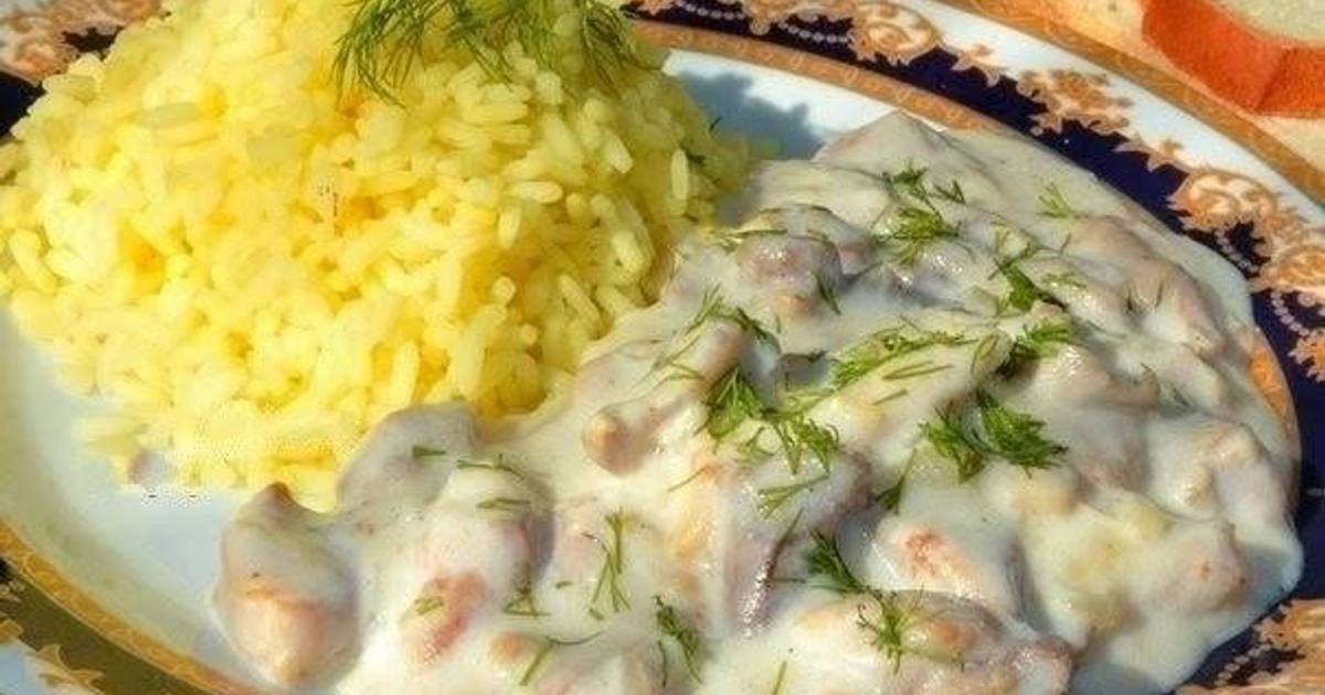 Курица в молоке. Курица в молочно чесночном соусе. Куицав чесночно сметанном соусе. Курица в Молочном соусе. Курочка в молочно-сметанном соусе.