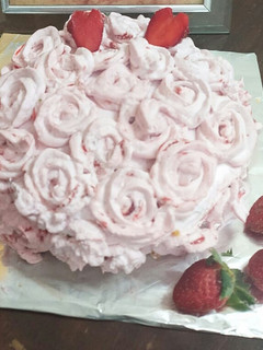 स्ट्रॉबेरी केक (strawberry cake recipe in hindi) रेसिपी मुख्य फोटो