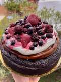 Torta de chocolate y frutos rojos súper húmeda y económica