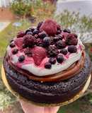 Torta de chocolate y frutos rojos súper húmeda y económica