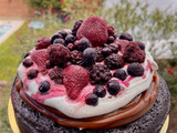 Torta de chocolate y frutos rojos súper húmeda y económica
