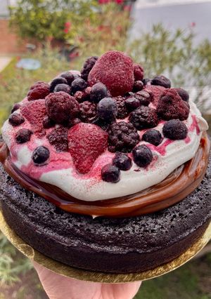 Una foto de Torta de chocolate y frutos rojos súper húmeda y económica