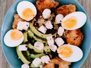 Une photo de avocat oeuf