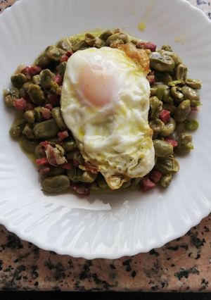 Una foto de Habas con jamón y huevo