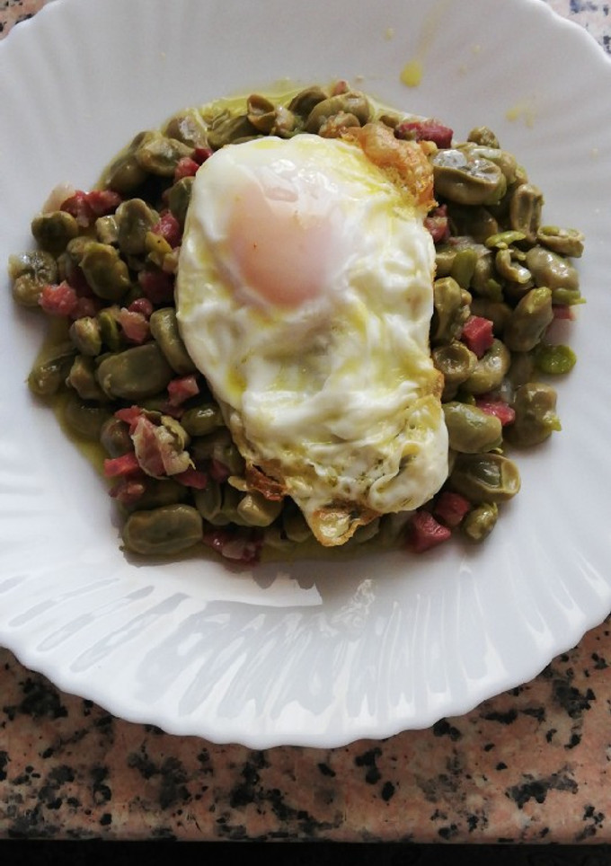 Una foto de Habas con jamón y huevo