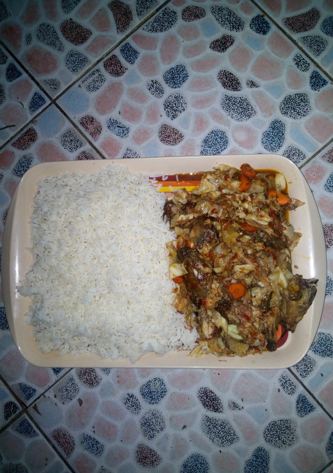 A picture of Rice with cat fish source.