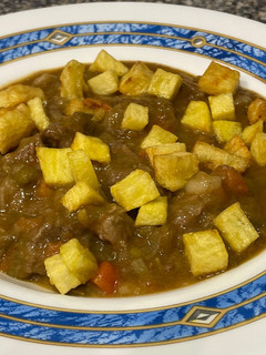 Una foto de Ternera guisada con verduras y crujiente de patata