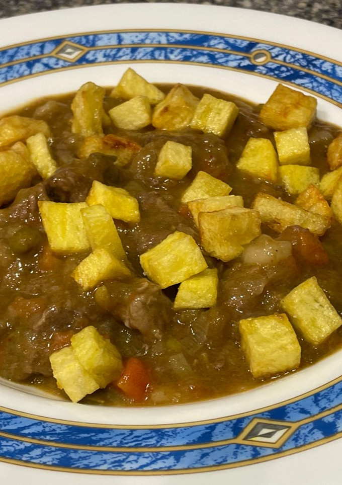 Una foto de Ternera guisada con verduras y crujiente de patata