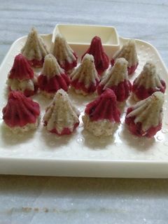नारळ गुलकंद मोदक (naral gulkand modak recipe in marathi) रेसिपी चे मुख्य फोटो