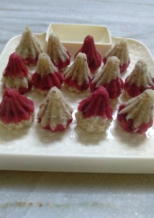 नारळ गुलकंद मोदक (naral gulkand modak recipe in marathi) रेसिपी चे मुख्य फोटो