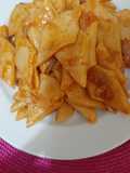 Fideos canutos con salsa roja y atún