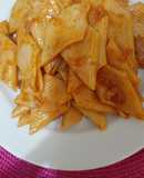 Fideos canutos con salsa roja y atún