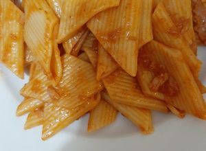 Una foto de Fideos canutos con salsa roja y atún