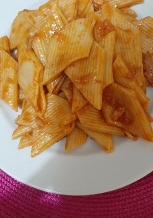 Una foto de Fideos canutos con salsa roja y atún